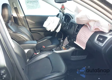 2018 Jeep Compass Latitude 4X4 z USA, uszkodzony, nr VIN 3C4NJDBB8JT366401